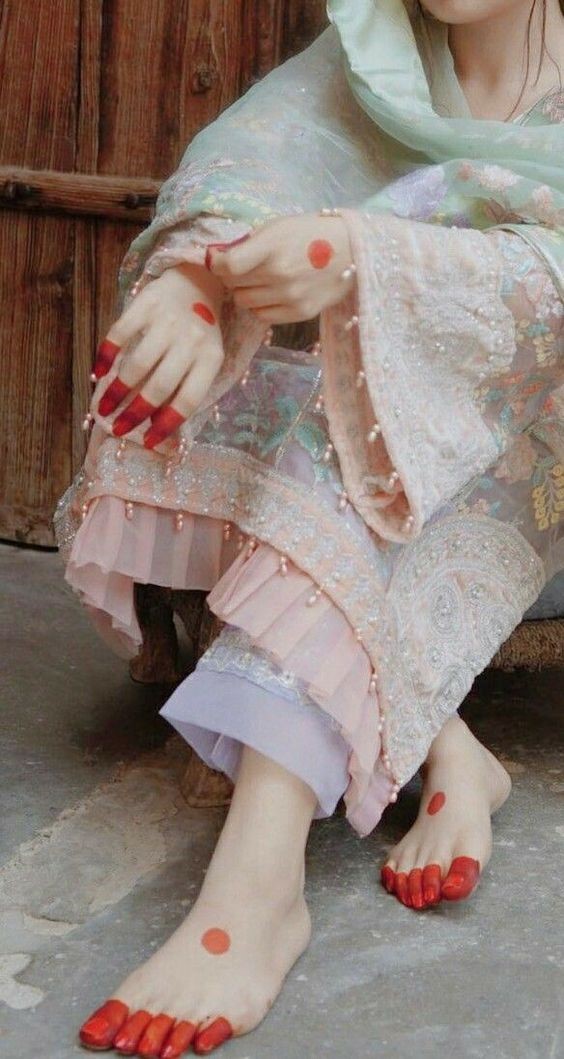 simple-hand-foot-mehndi-design