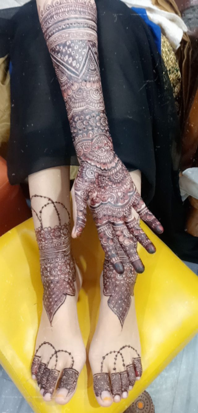 traditional- bridal-henna-hand-and-foot traditional- bridal-henna-hand-and-foot